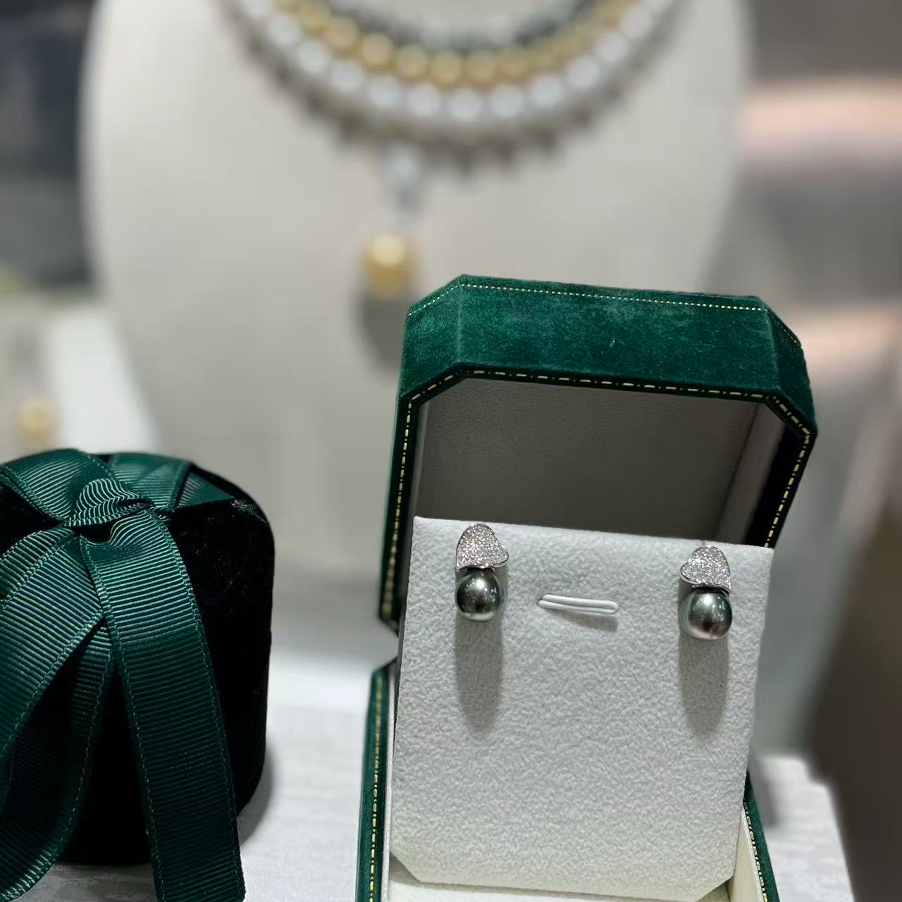 【珍珠皇后】孔雀绿色925银海水大溪地黑珍珠耳钉正圆微瑕（9-10mm）