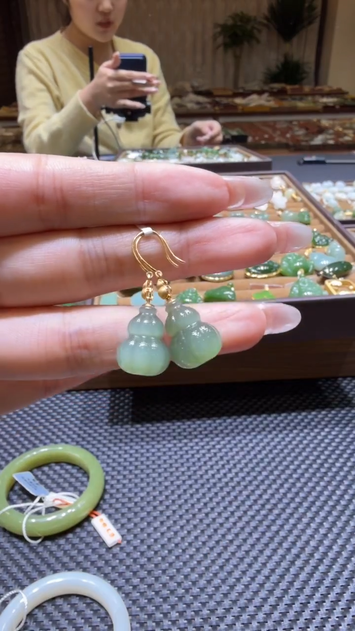 颈饰18K金镶嵌和田玉耳饰一对