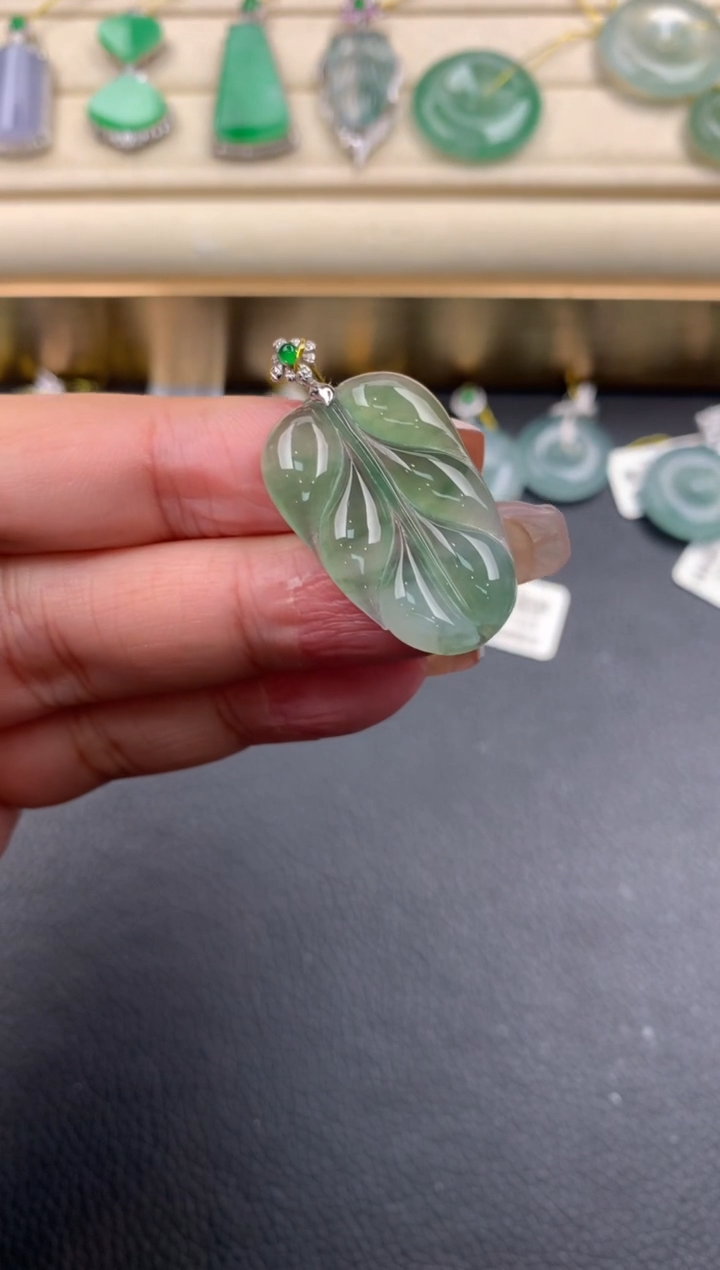 【闪购商品】翡翠颈饰18K金镶嵌D812      