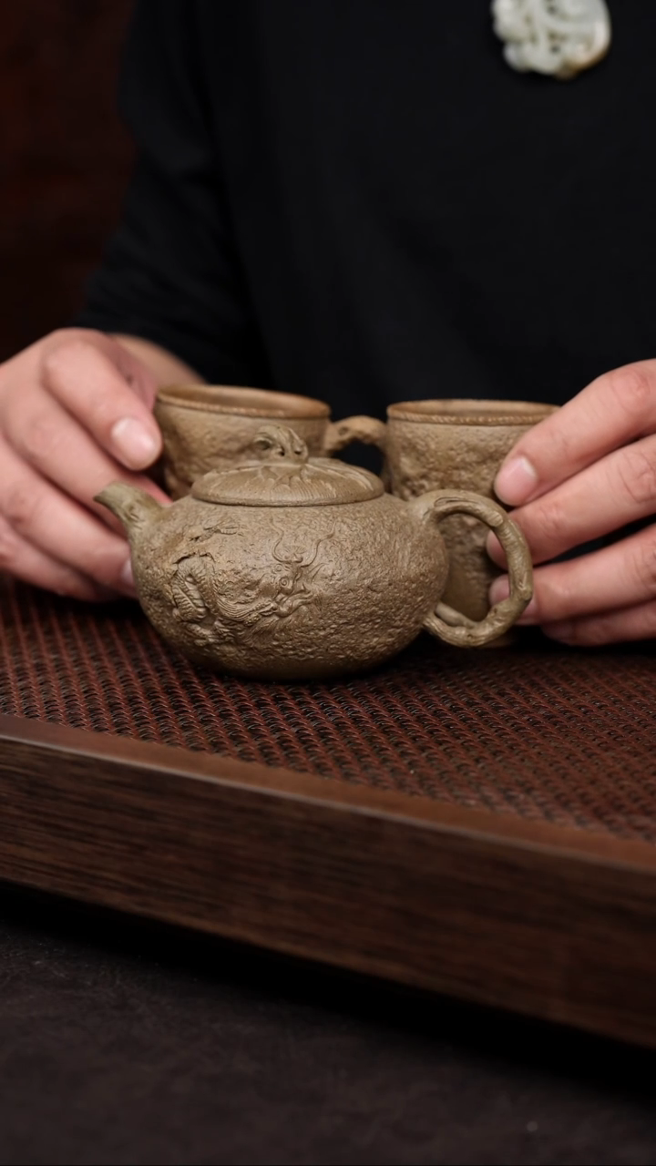 【闪购商品】紫砂茶壶蟹壳青隐龙 供春套组{一壶两杯}