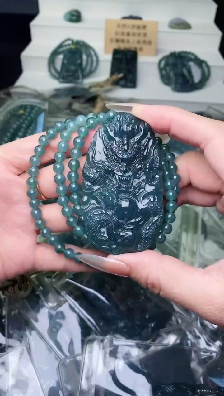 颈饰未镶嵌翡翠 