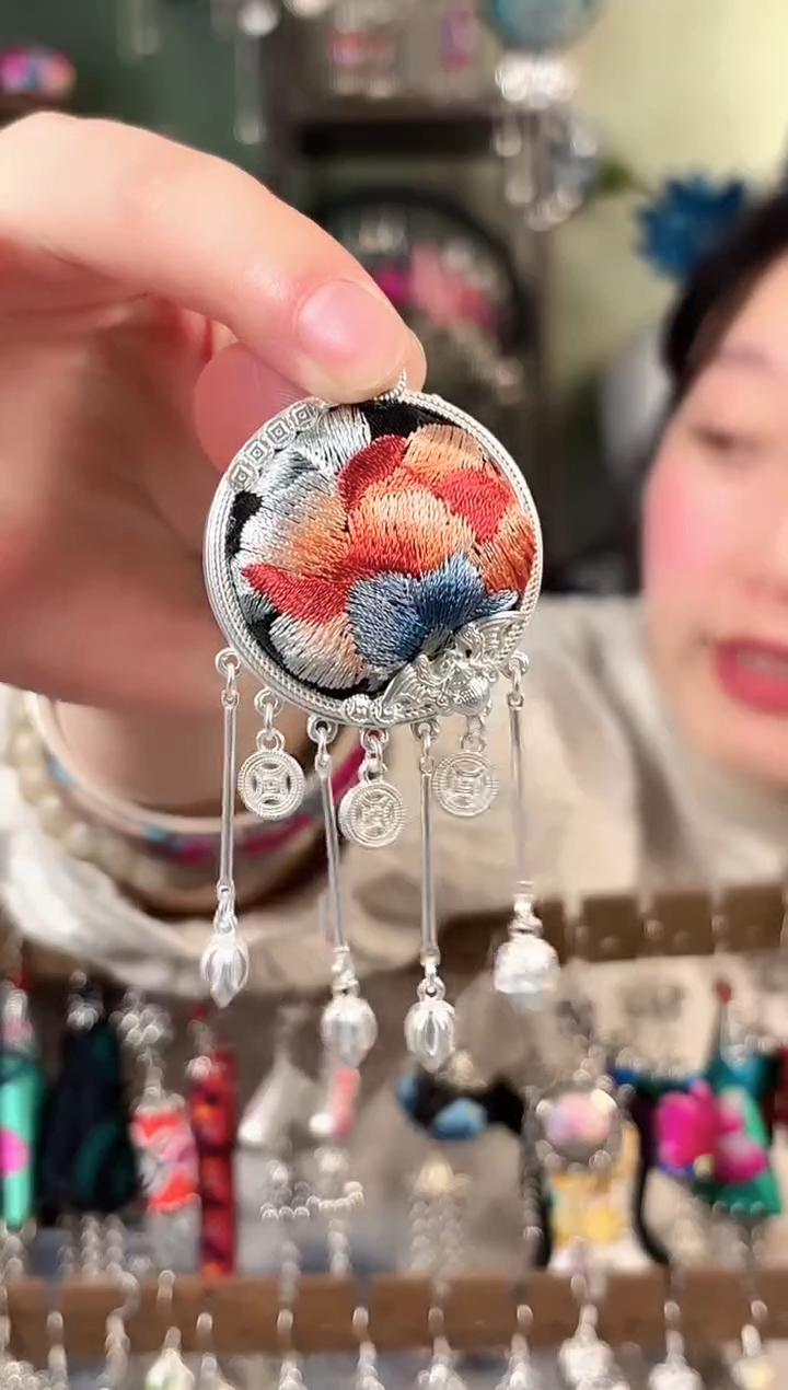 彩云南阁非遗老绣饰品514*