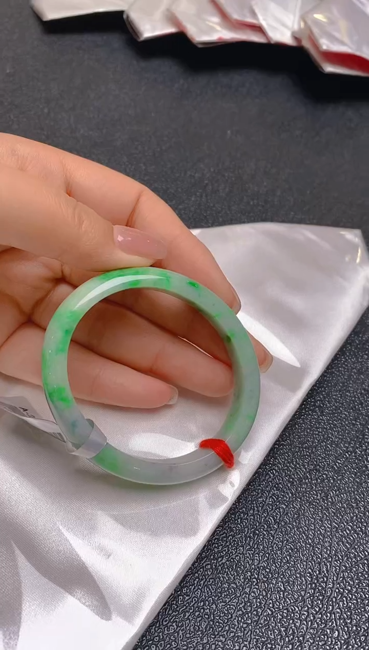 【闪购商品】翡翠手镯未镶嵌036 圈口52