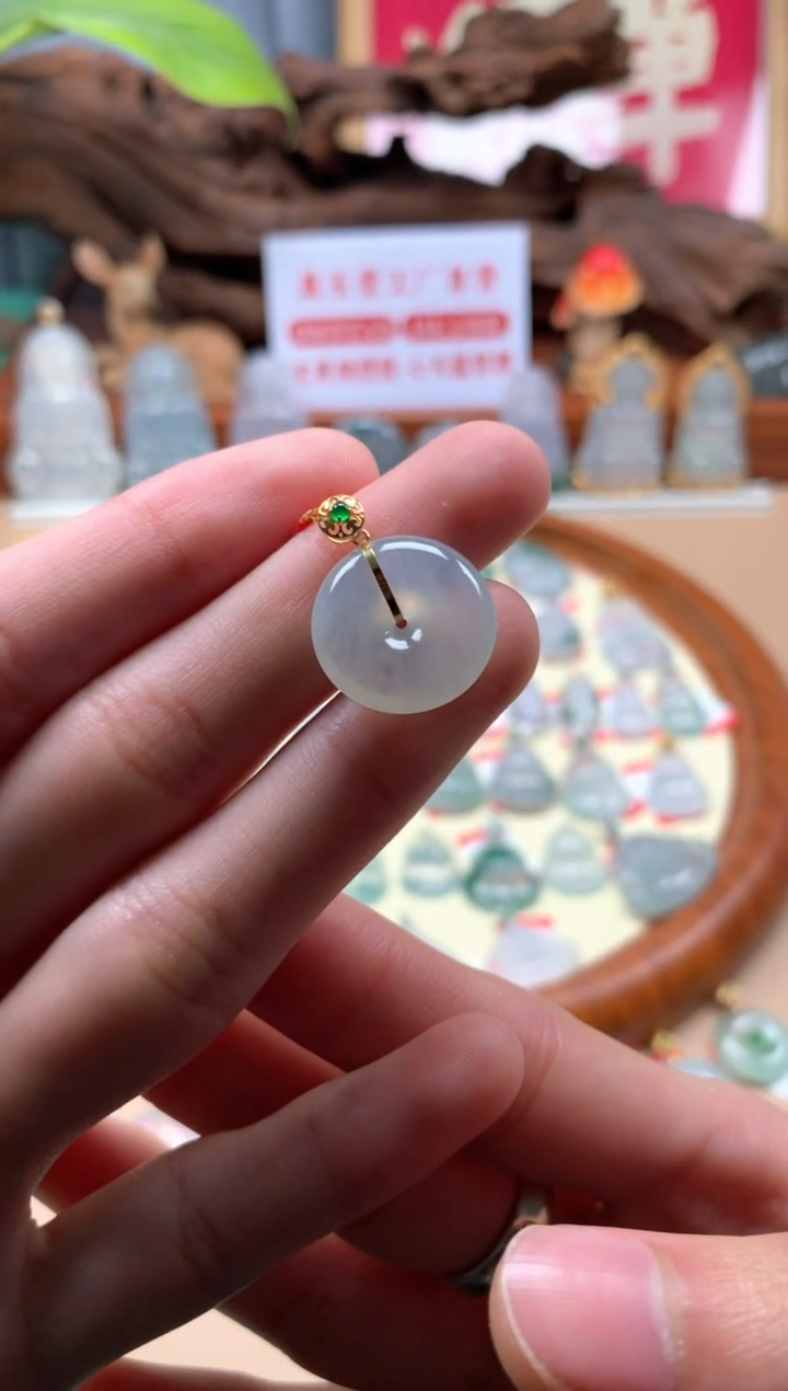 翡翠18K金镶嵌颈饰平安扣