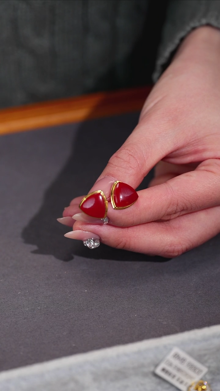 18K金镶嵌南红玛瑙耳饰原矿E6-1