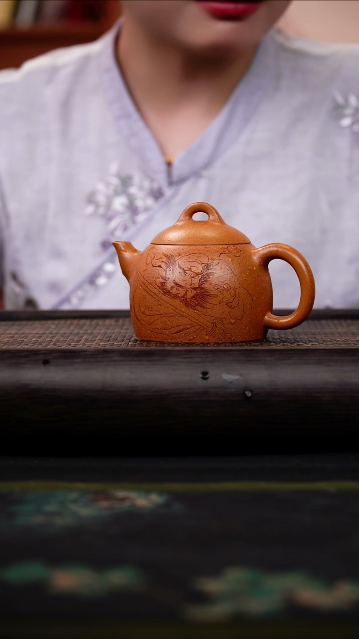 茶壶紫砂葵黄泥 秦权壶