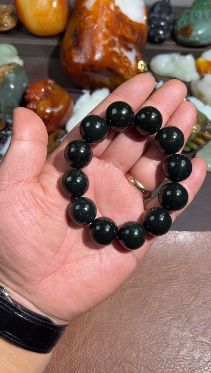 未镶嵌和田玉把件自**A和田玉