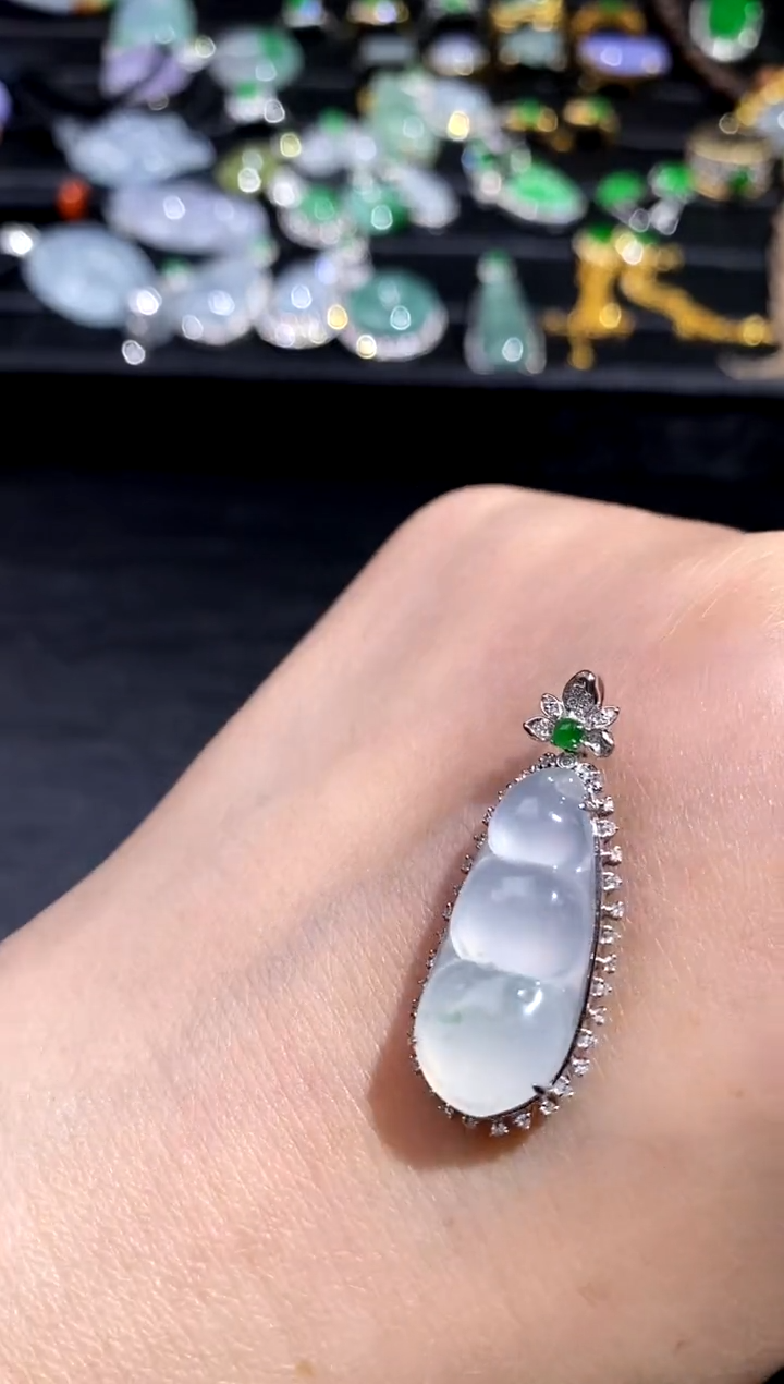 【闪购商品】翡翠颈饰18K金镶嵌翡翠白冰豆子