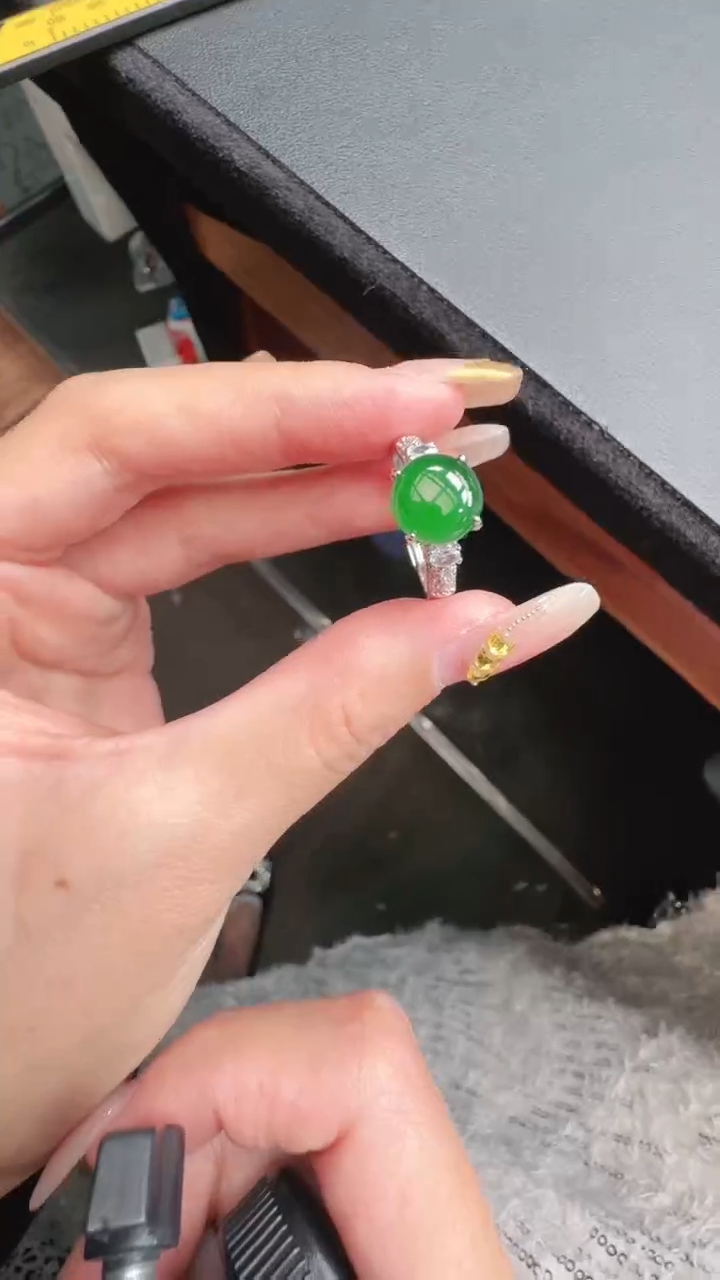 未镶嵌定制翡翠A货有轻微色差属于正常现象，戒指多样性发货1