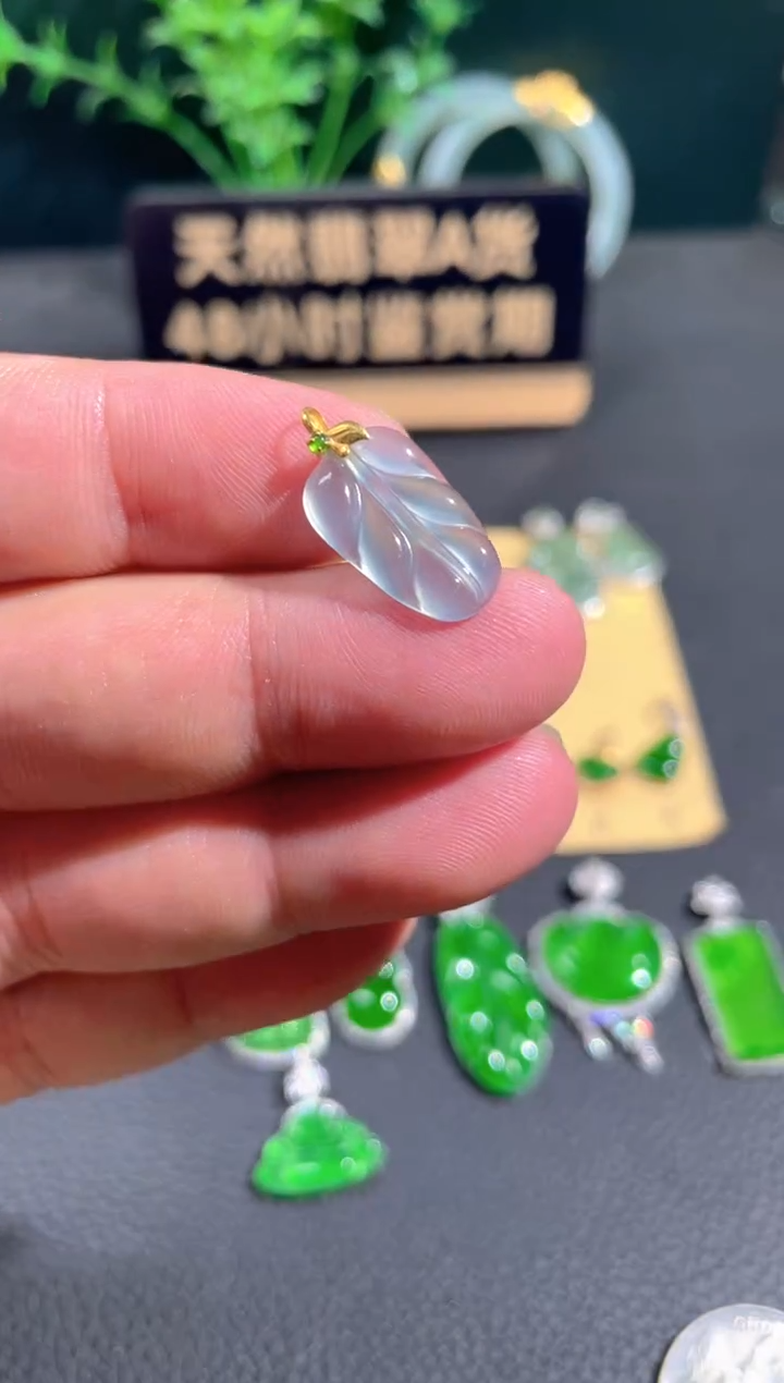 翡翠18K金镶嵌颈饰翡翠