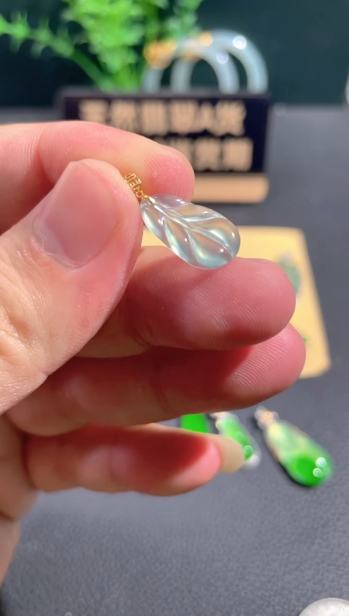 翡翠18K金镶嵌颈饰翡翠