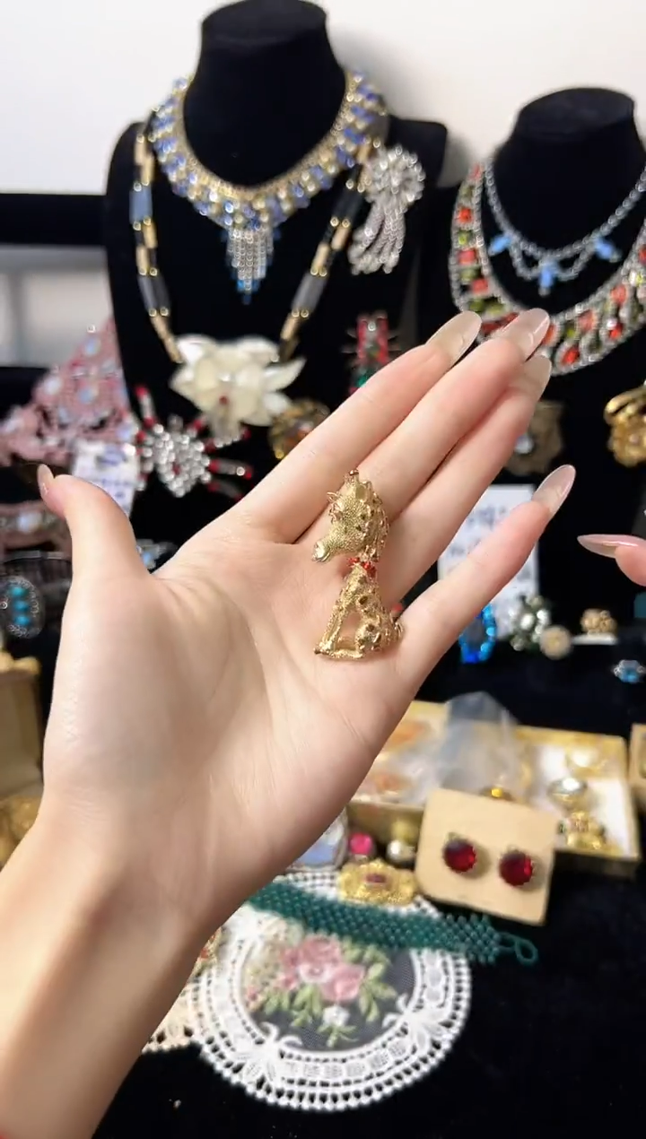 铁合金合成碳硅石打标重工质感长颈鹿胸针