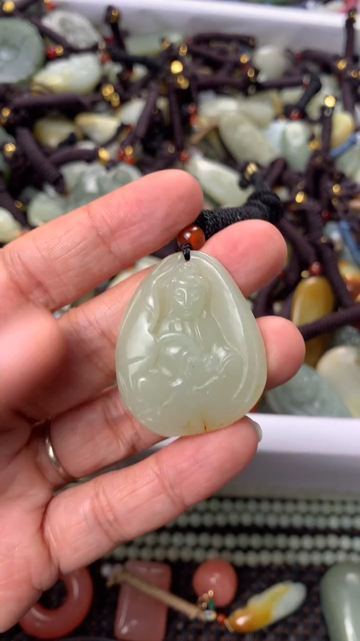 【闪购商品】和田玉颈饰未镶嵌多样性发货没有证书.拍一发一，有瑕