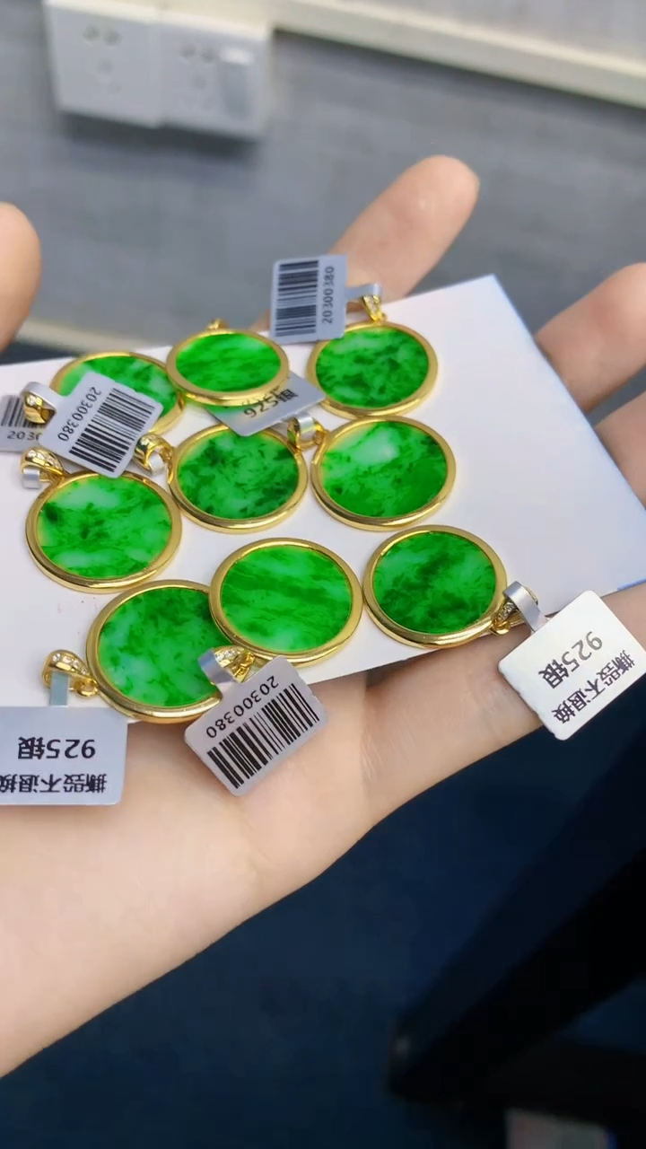 翡翠未镶嵌颈饰多样性发其一