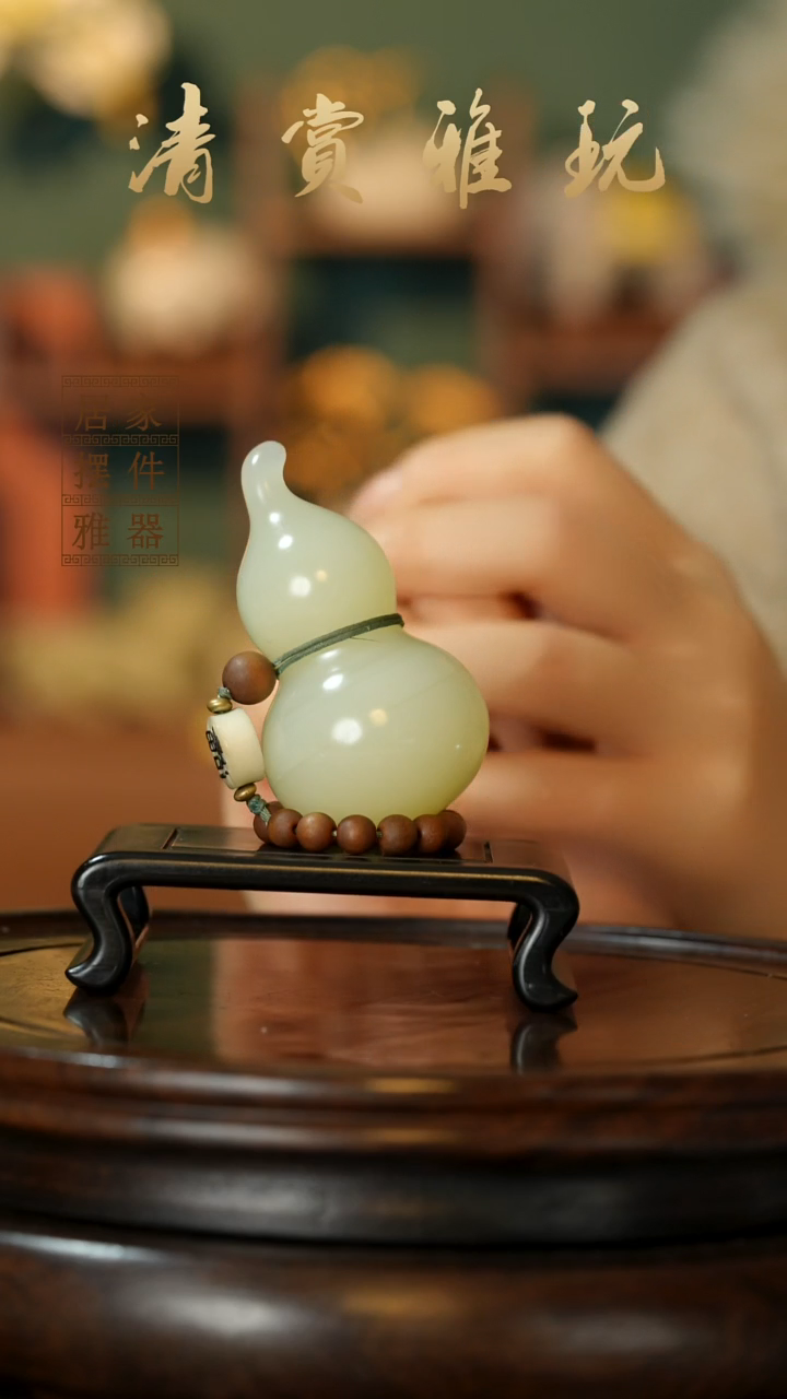 玉《手捻葫芦》摆件