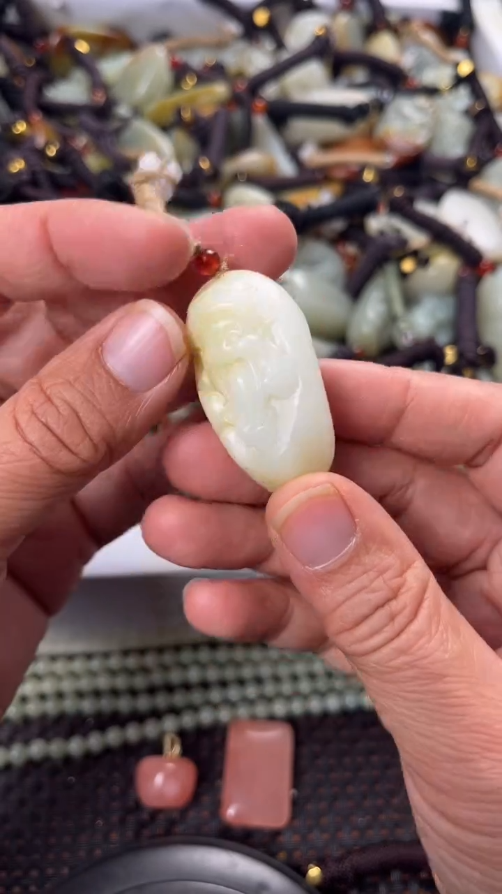 【闪购商品】和田玉颈饰未镶嵌多样性发货没有证书拍一发一有瑕