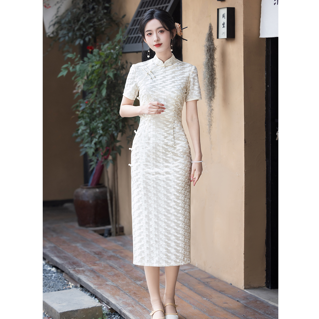 2025年春款夏季旗袍设计师优雅花纹日常长款白色丝绒女款修身