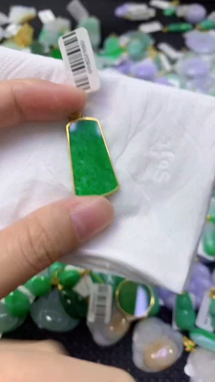 颈饰18K金镶嵌翡翠天然缅甸翡翠A货