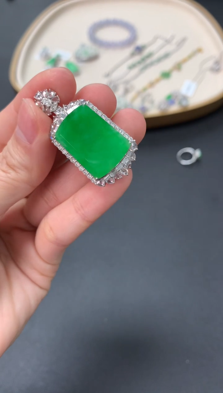 【闪购商品】翡翠吊坠(不含链)18K金镶嵌46800