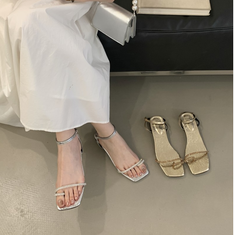 一字带水钻凉鞋女夏低跟水钻名媛气质配裙子套趾时装凉鞋女高级感