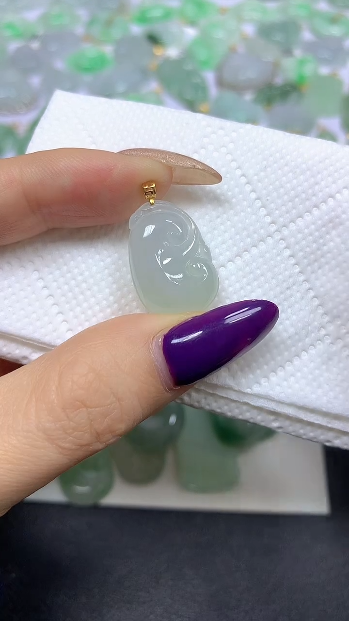 颈饰18K金镶嵌翡翠 