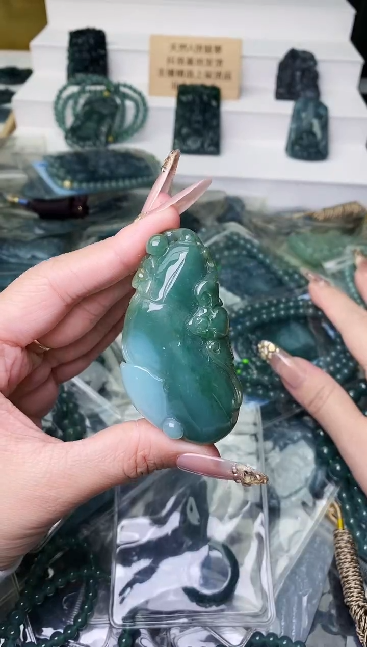 颈饰未镶嵌翡翠 