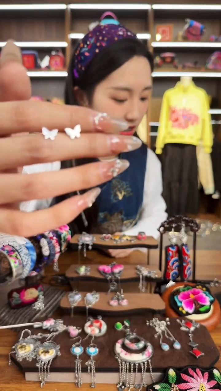 【闪购商品】织绣133蒙阿苏苗绣传承