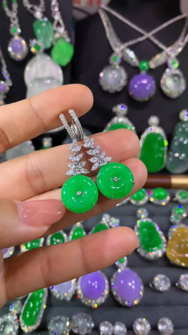 18K金镶嵌翡翠耳饰耳包