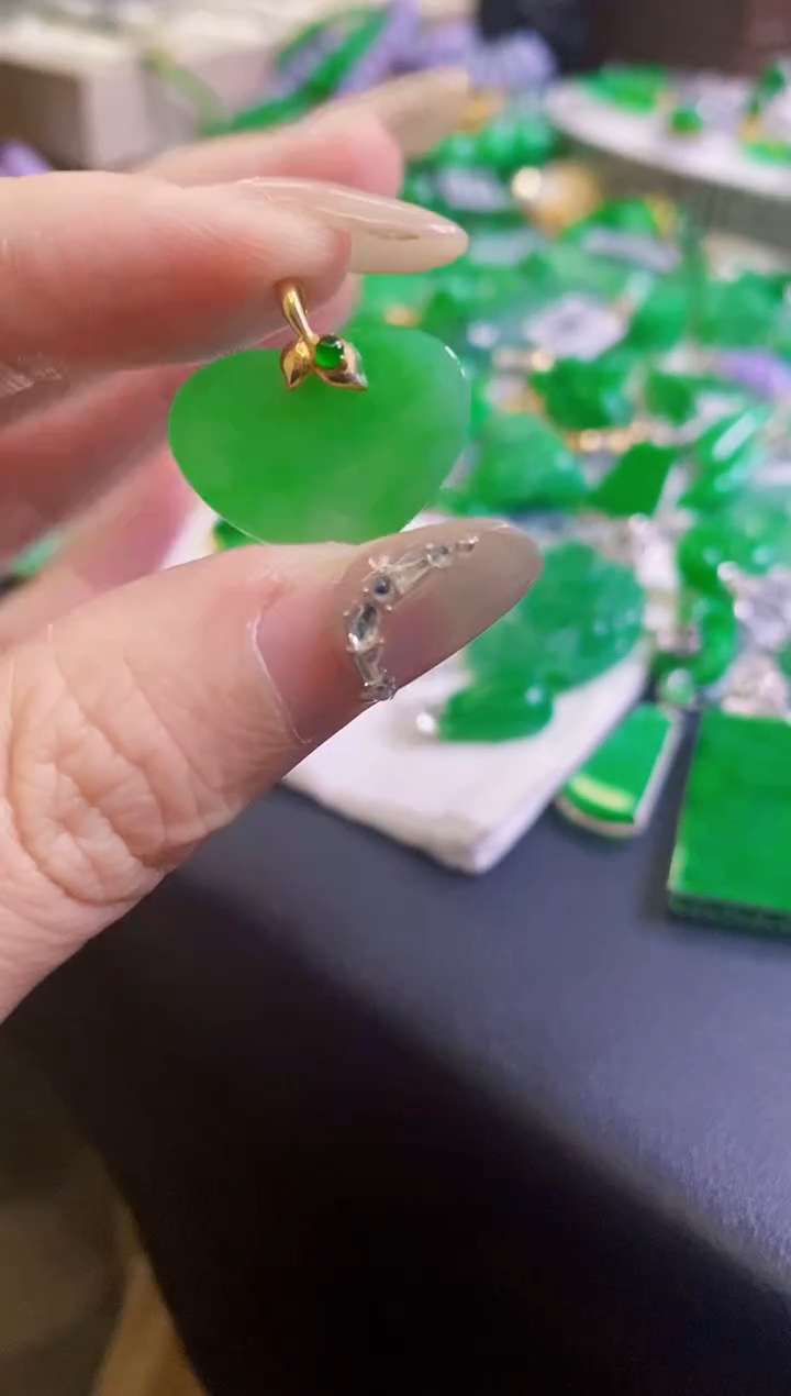 【闪购商品】定制翡翠18K金镶嵌吊坠