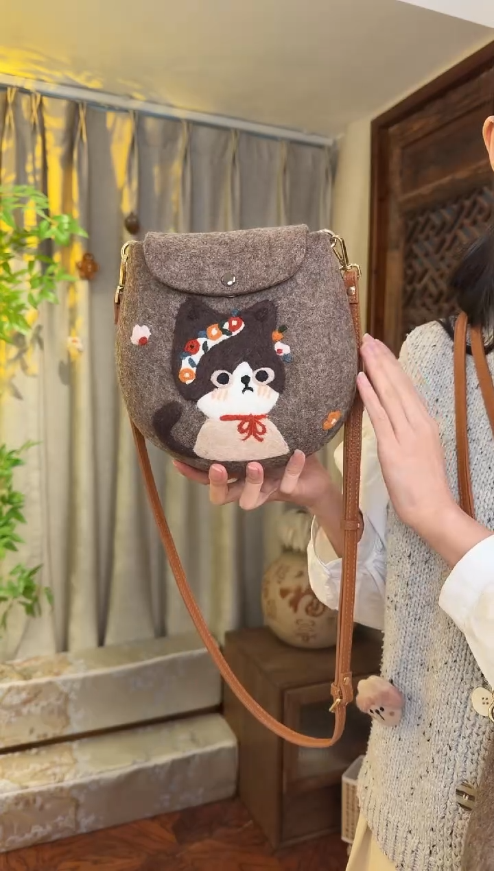 羊毛非遗羊毛毡包 蛋蛋包花环猫咪