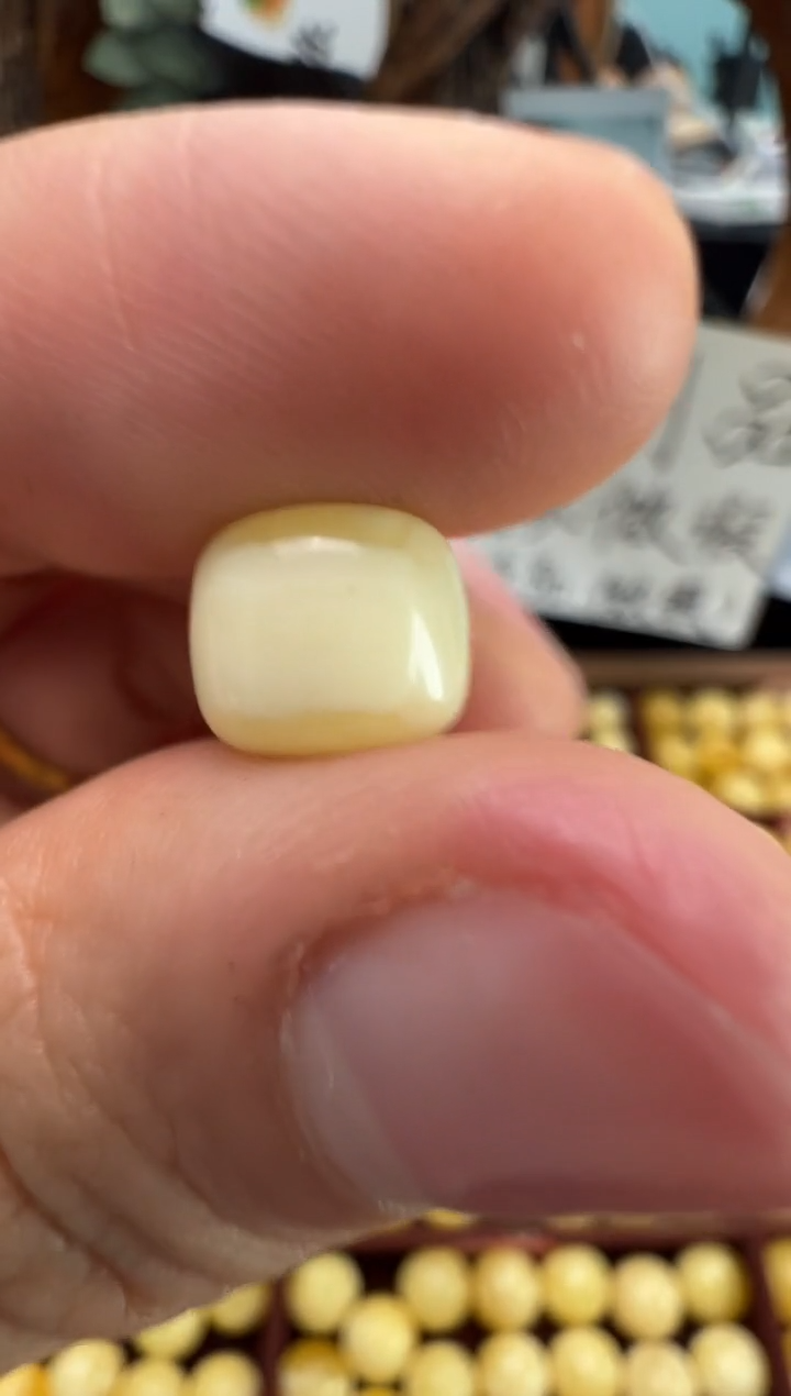 【闪购商品】蜜蜡裸石未镶嵌俄料微瑕8.6*7.4mm0.374克