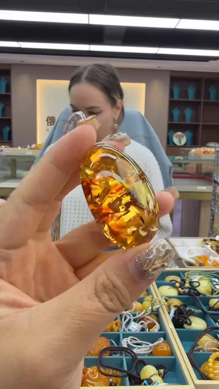 琥珀颈饰未镶嵌142秒拍号 假一罚三 