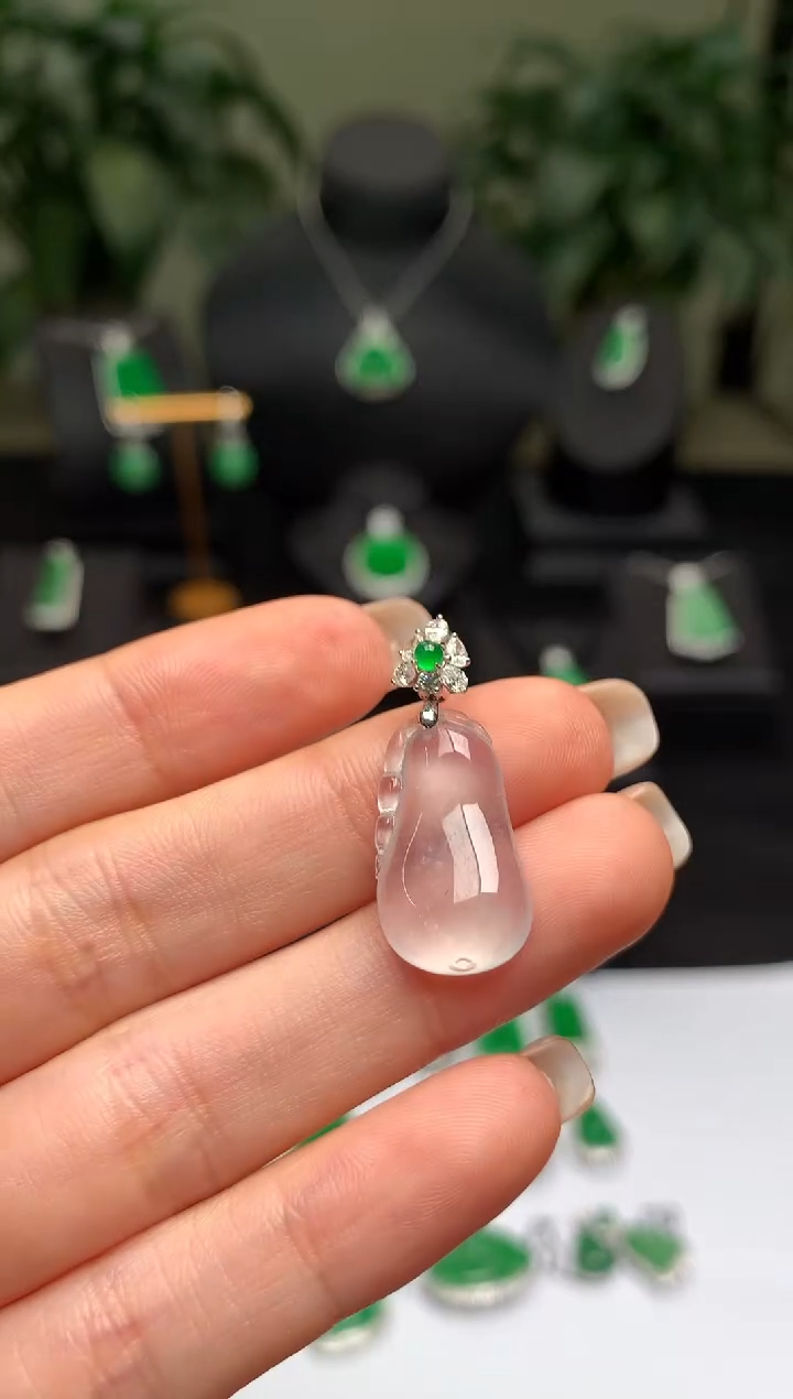 颈饰18K金镶嵌翡翠福瓜