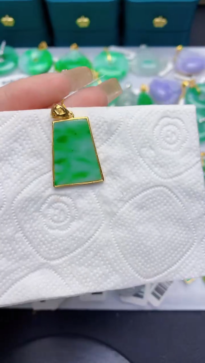 颈饰18K金镶嵌翡翠缅甸天然翡翠A货