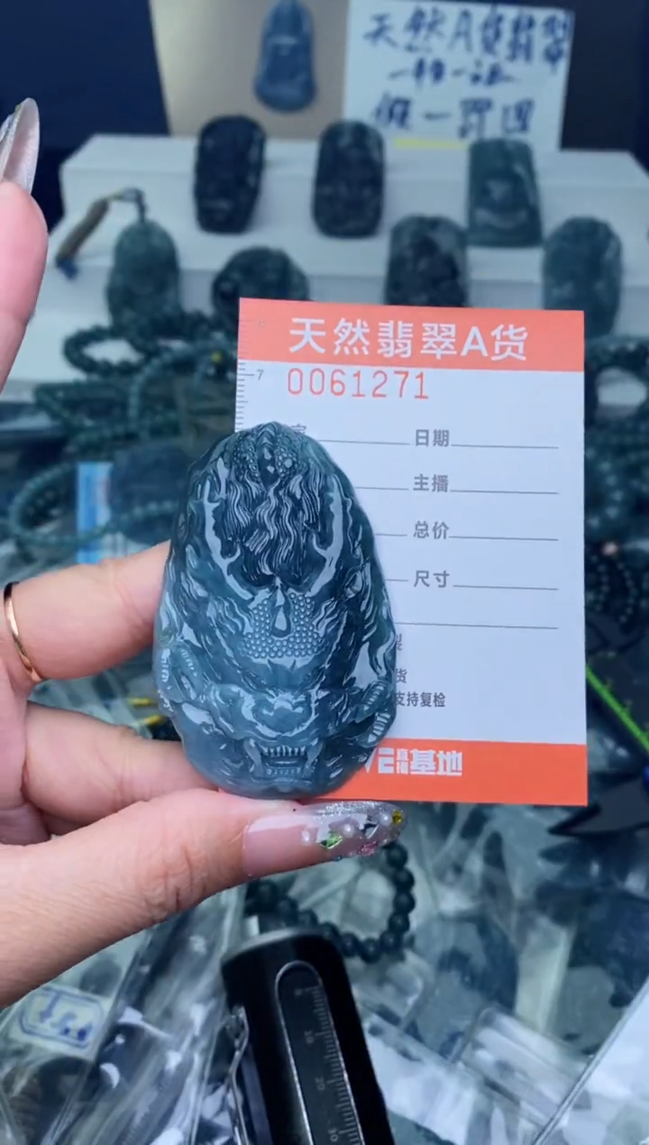 翡翠未镶嵌颈饰···········
