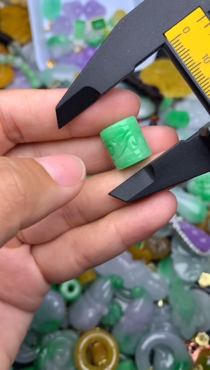 颈饰未镶嵌翡翠天然缅甸翡翠吊坠