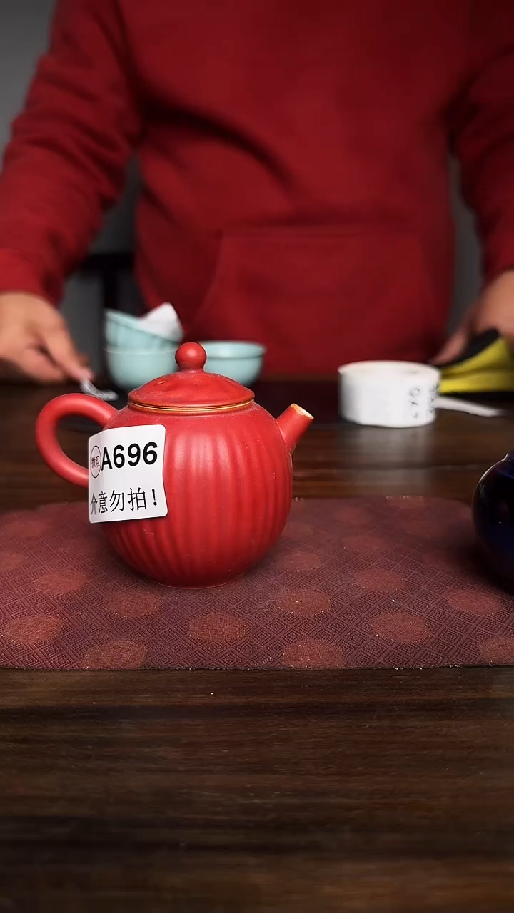 婺州龙窑烧制技艺红色洋葱壶（A696