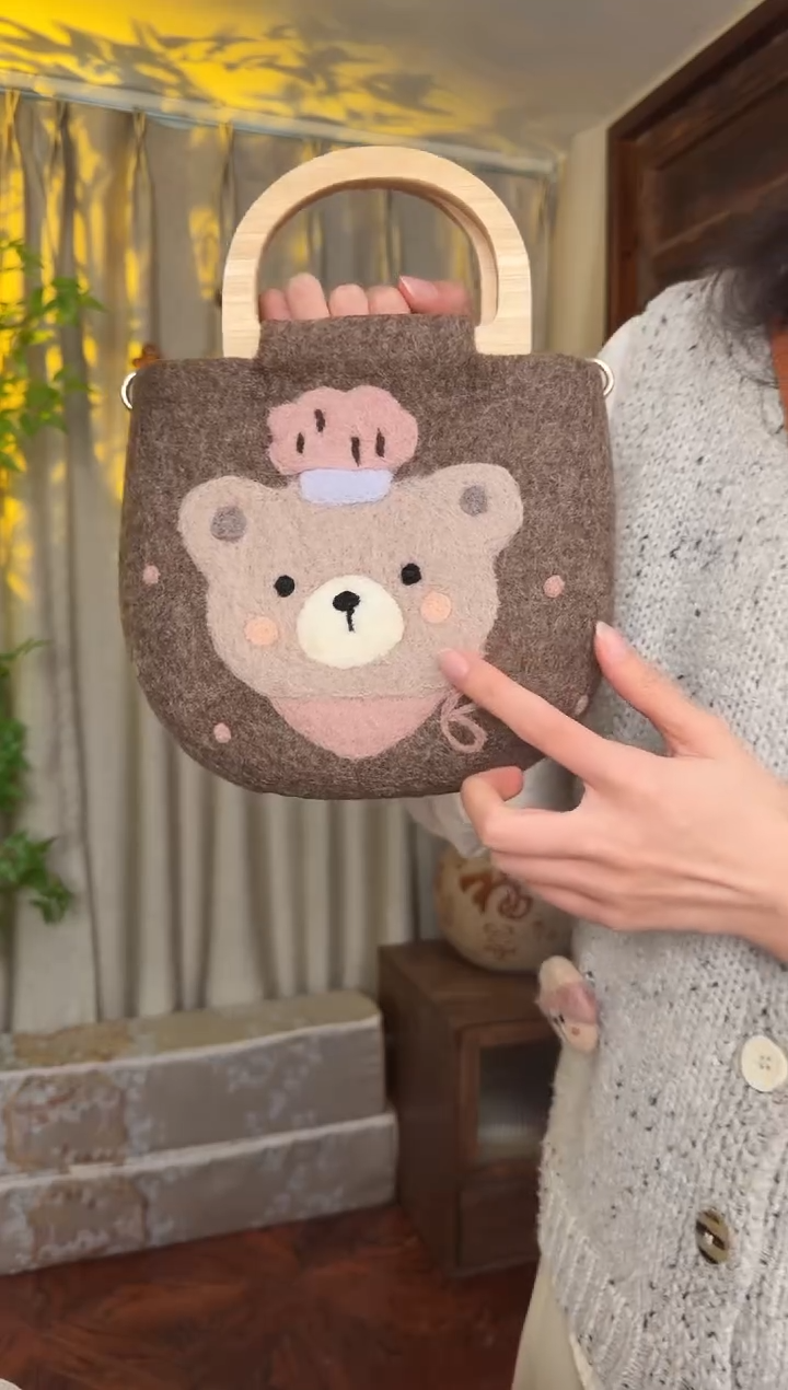 羊毛非遗羊毛毡包 D木厨师帽小熊