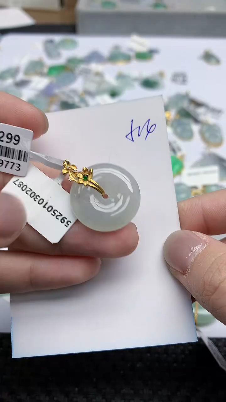 【闪购商品】翡翠挂件18K金镶嵌天然翡翠A货