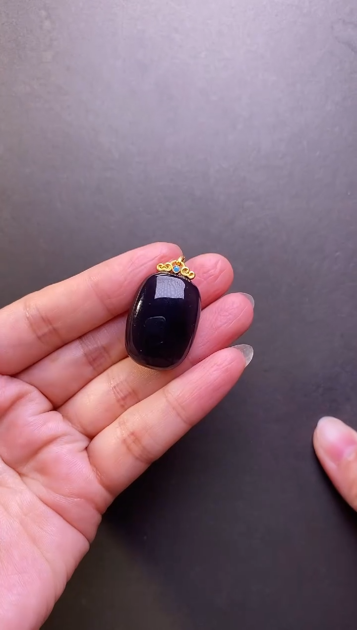 【闪购商品】和田玉颈饰18K金镶嵌浓烟紫面包牌