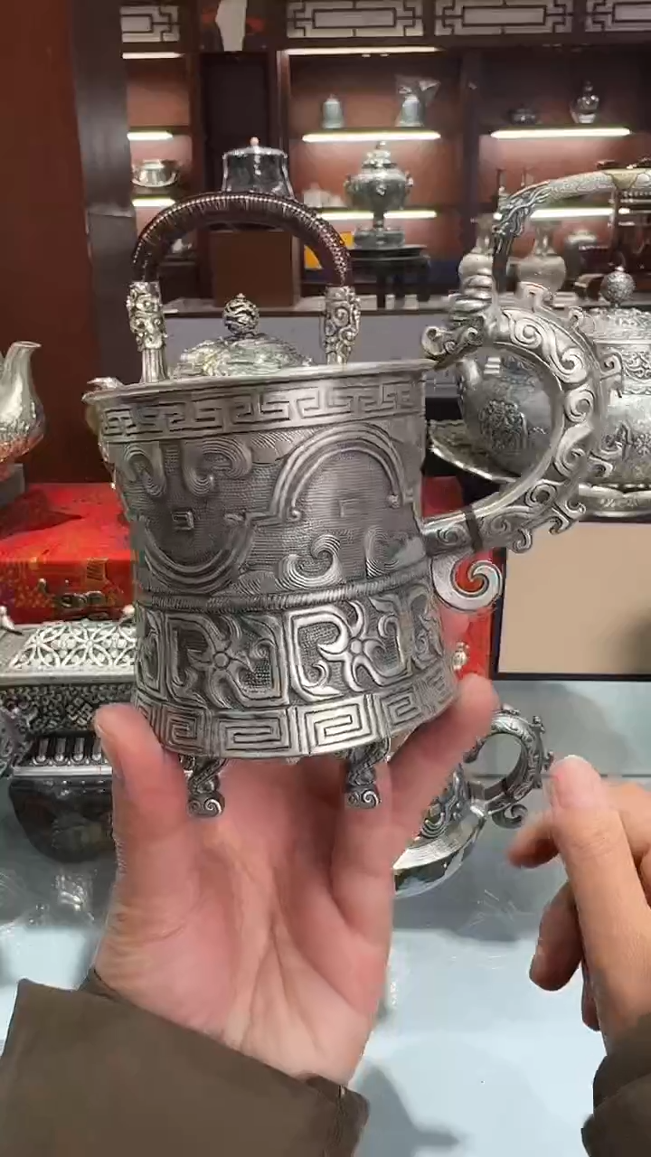 爱****白足银手工精工錾刻饕餮纹龙把手杯大号