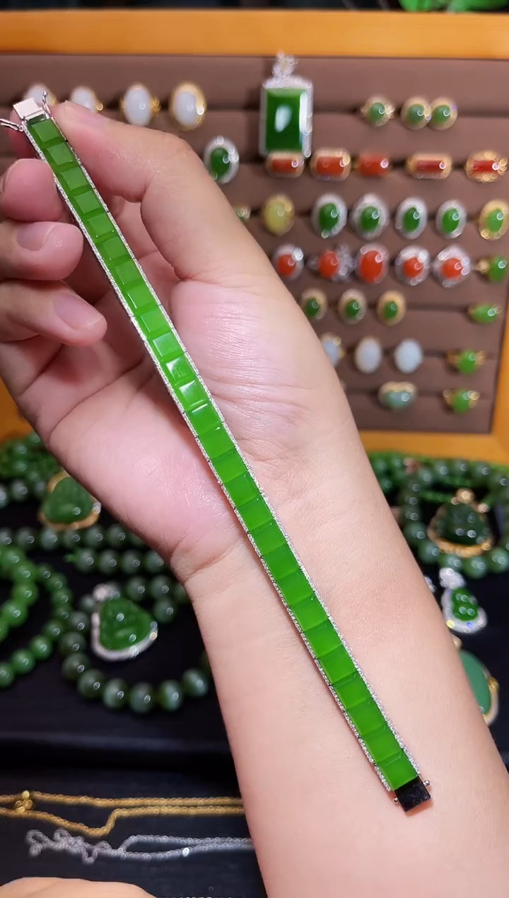 【闪购商品】和田玉手链18K金镶嵌苹果绿排镶手链