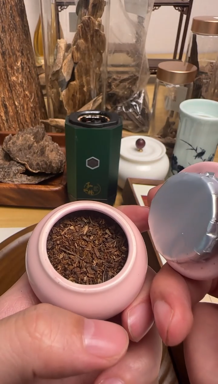 【闪购商品】沉香木手把件兰花结5g