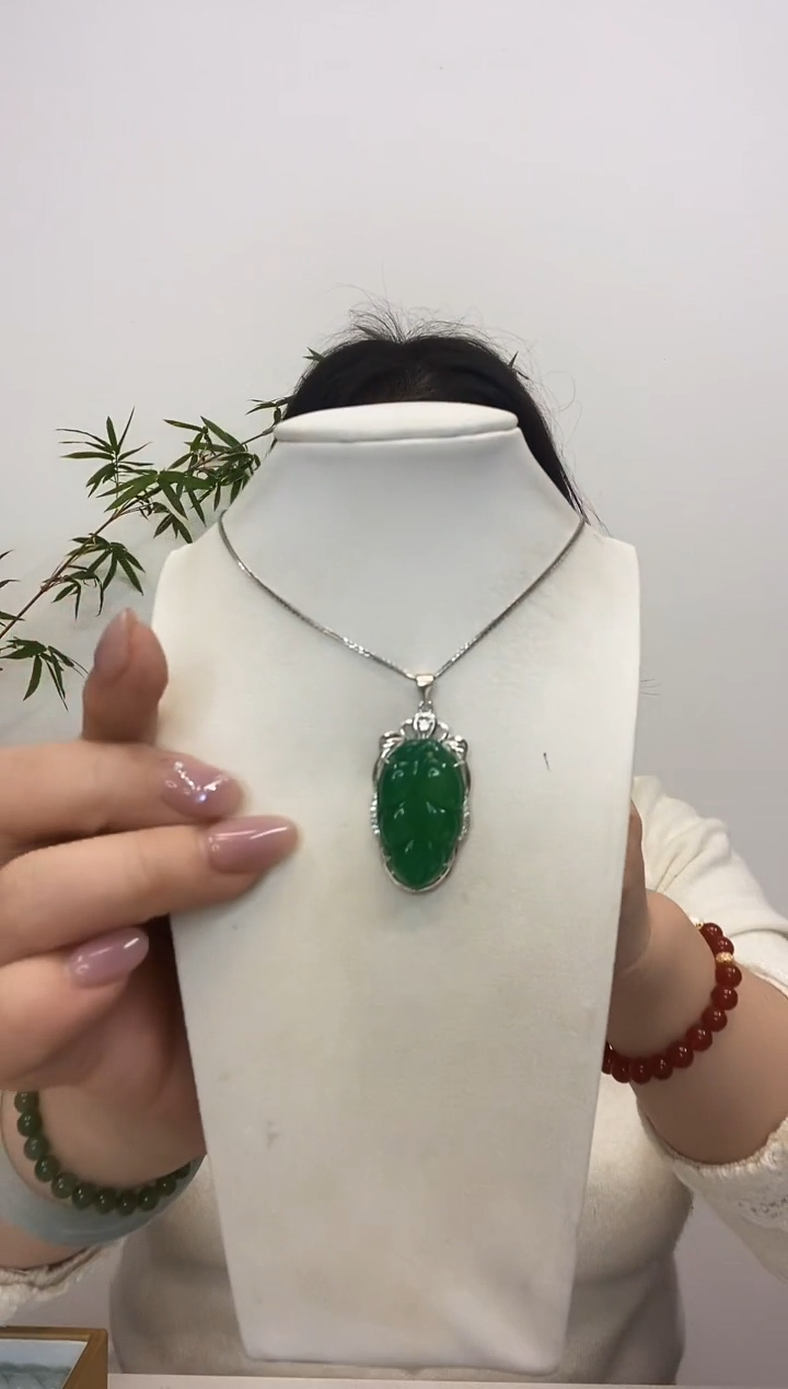 【闪购商品】玛瑙/玉髓吊坠(赠链)银S925镶嵌绿叶子