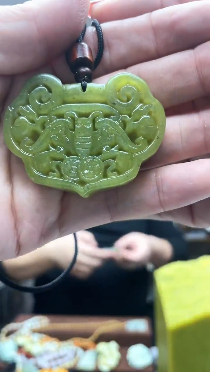 未镶嵌岫玉吊坠`