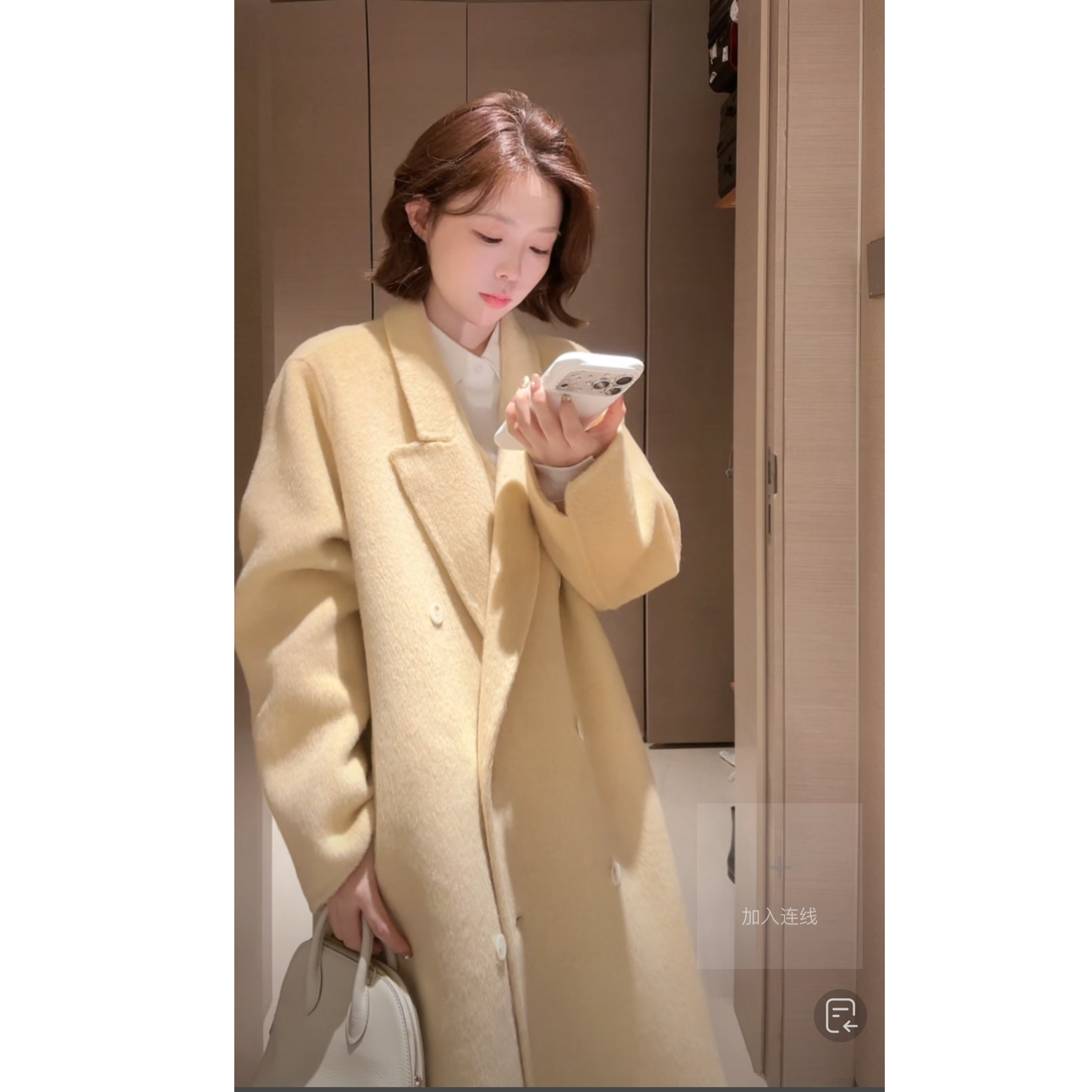 一件黄色羊毛大衣