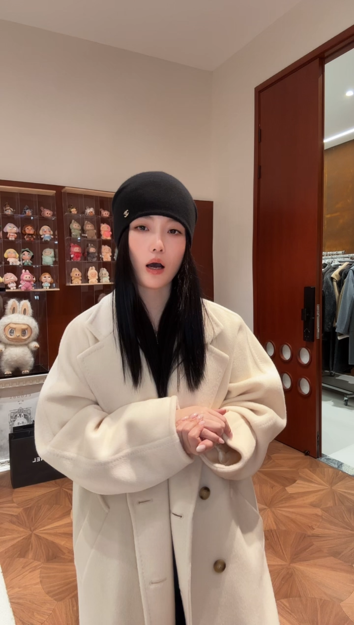 下雪大衣主播身上的