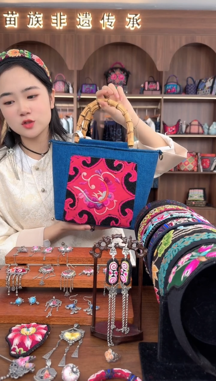 【闪购商品】织绣扶光苗绣传承L14