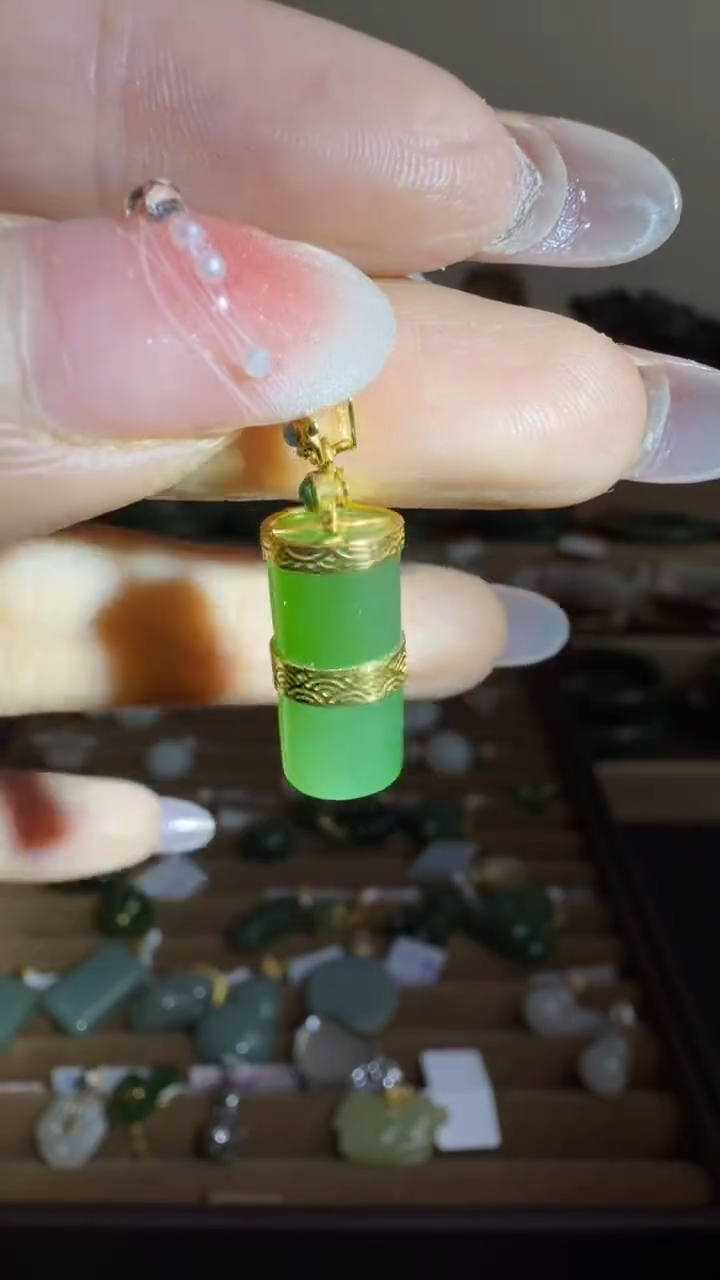 颈饰18K金镶嵌和田玉挂件