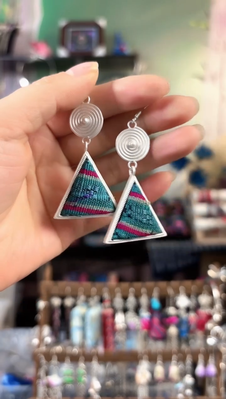 彩云南阁非遗老绣饰品795